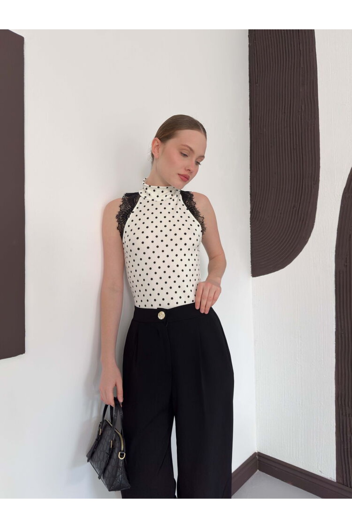 D 3014 PUANTİYELİ BALIKCI YAKA SIFIR KOL DANTEL DETAYLI BLUZ - KREM